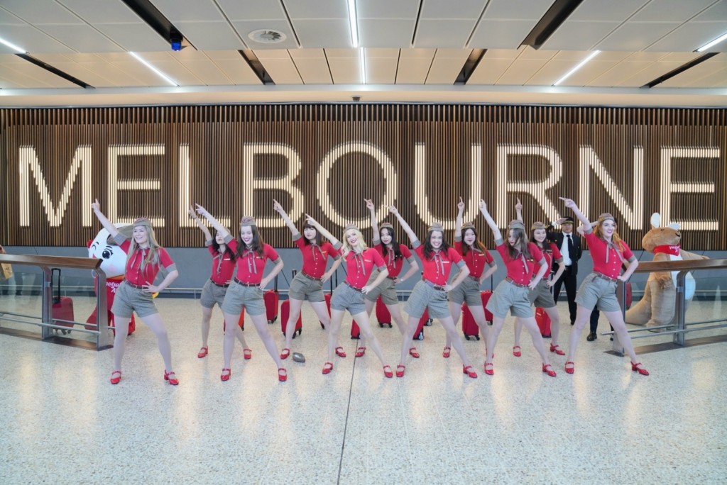 Các phi công, tiếp viên Vietjet trình diễn nhảy flashmob tại sân bay Melbourne