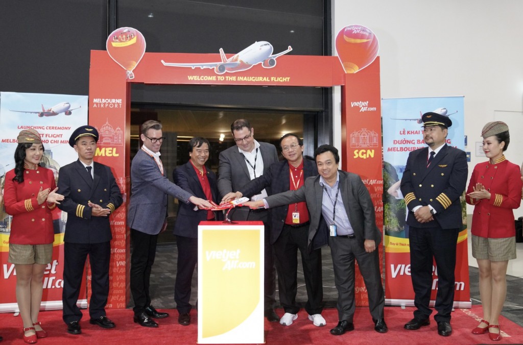 hó Tổng giám đốc Vietjet Nguyễn Đức Thịnh cùng đại diện sân bay Melbourne thực hiện nghi thức khai trương đường bay tại Melbourne
