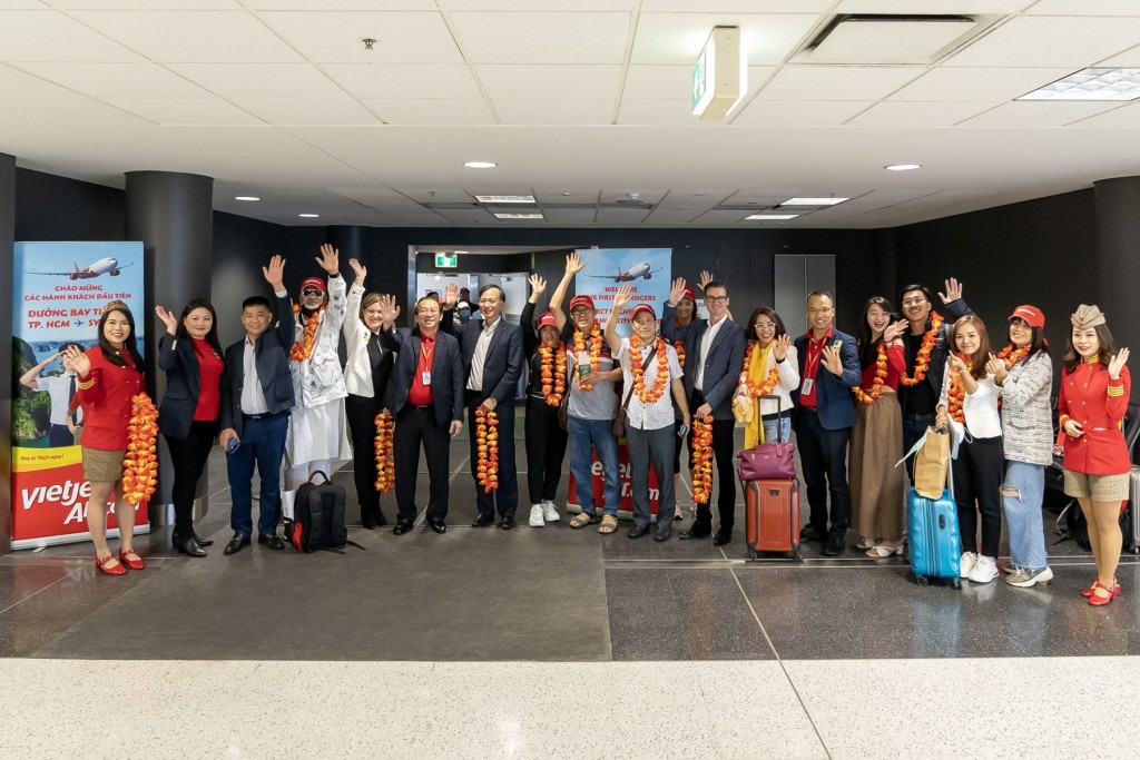 Phó Tổng giám đốc Vietjet Đỗ Xuân Quang chào đón hành khách trên chuyến bay đầu tiên đến Sydney