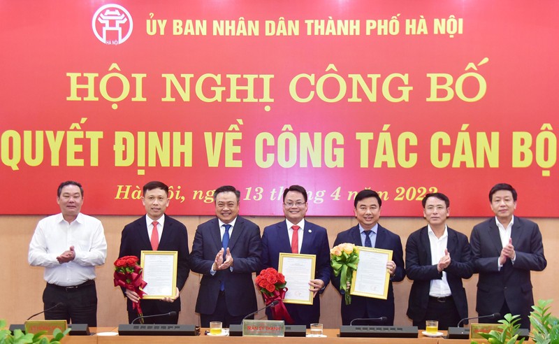 Chủ tịch UBND thành phố Hà Nội Trần Sỹ Thanh và các đồng chí lãnh đạo thành phố Hà Nội trao quyết định, tặng hoa chúc mừng các đồng chí nhận nhiệm vụ mới