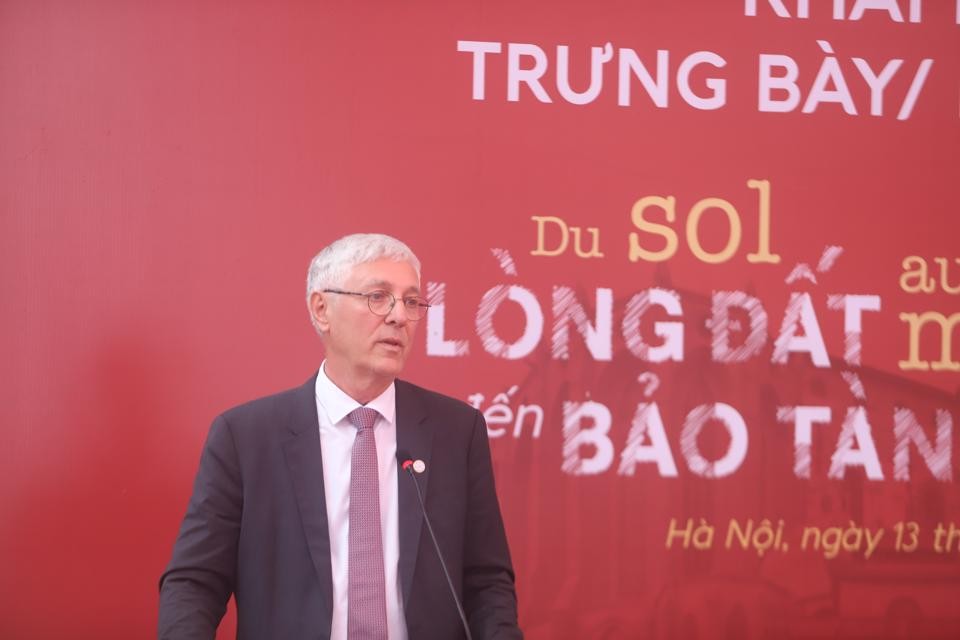 Phó Thị trưởng thành phố Toulouse Jean-Claude Dardelet phát biểu tại khai mạc triển lãm