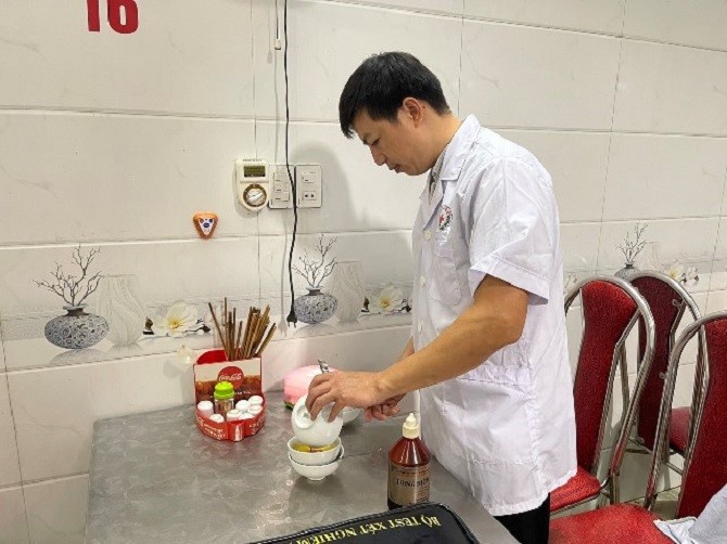  Kiểm tra bằng test xét nghiệm nhanh tinh bát đĩa .