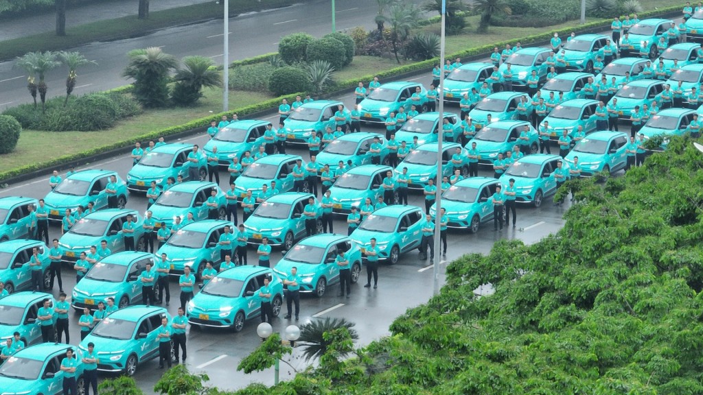 Kể từ ngày hôm nay, 600 chiếc taxi Xanh SM đã chính thức hoạt động tại Hà Nội, trước khi được mở rộng tới ít nhất 5 tỉnh, thành phố trên cả nước trong năm nay.   
