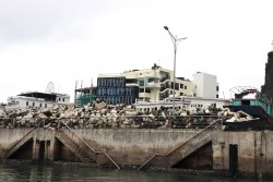 Quảng Ninh: Thu gom trên 2.000 m3 rác thải trên Vịnh Hạ Long