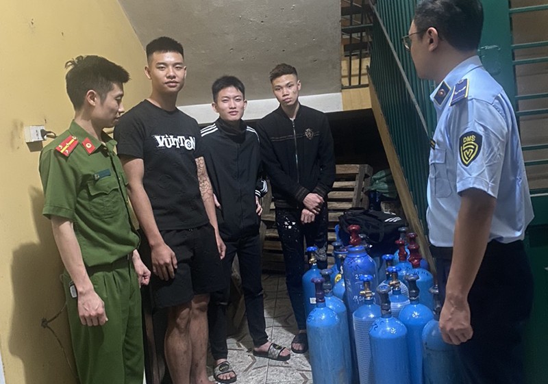 Công an huyện Gia Lâm phối hợp với Đội QLTT số 8 bắt giữ 3 đối tượng vận chuyển rao bán bình khí (bóng cười) cho khách tại khu đô thị