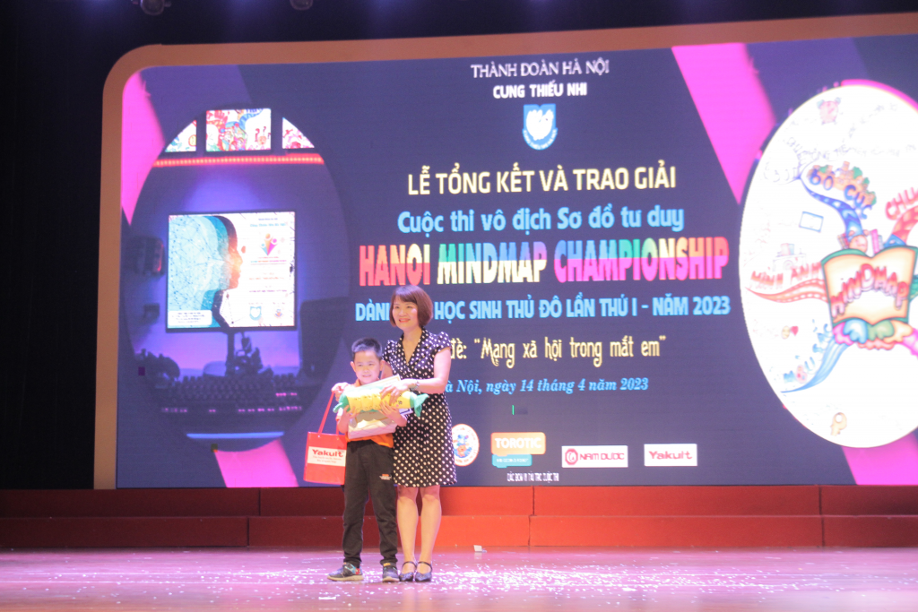  Giải triển vọng được trao cho thí sinh nhỏ tuổi nhất – em Nguyễn Tuấn Anh
