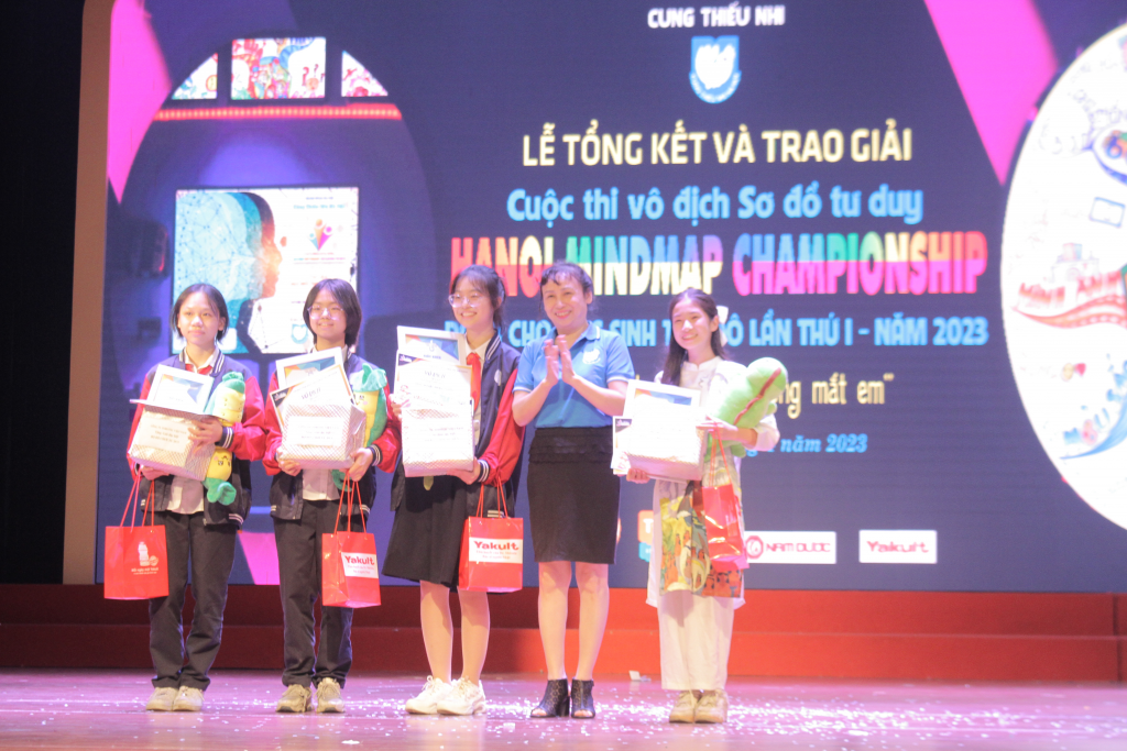 Cô Võ Thị Thanh Diệp – Phó Giám đốc phụ trách Cung thiếu nhi Hà Nội, Trưởng ban tổ chức trao giải Vô địch