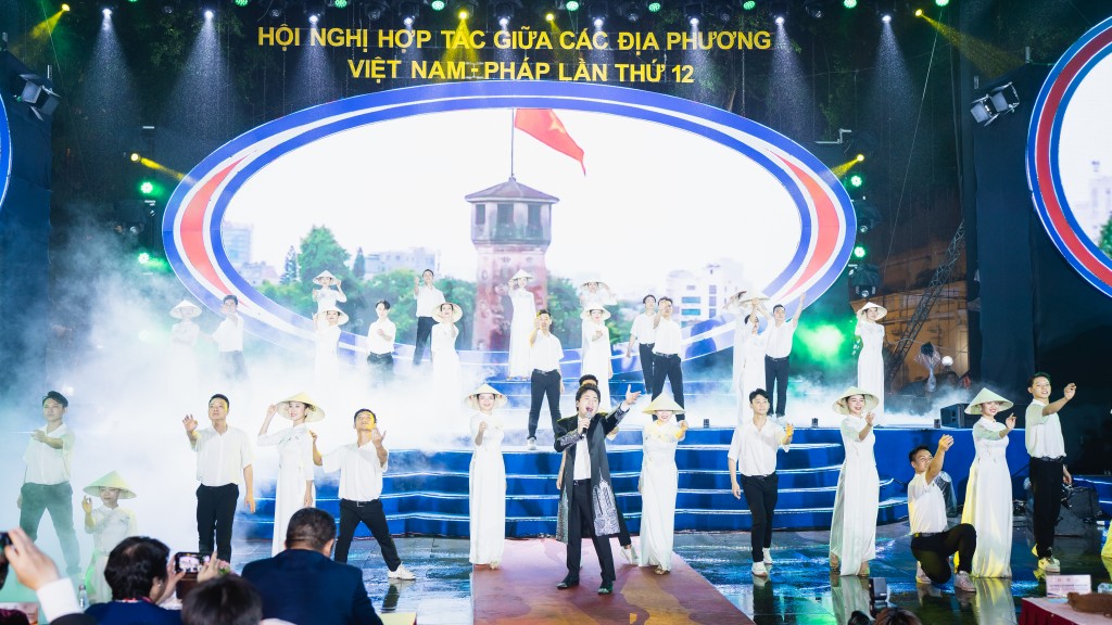 Ca sĩ Tùng Dương cháy hết mình trong ca khúc Bonjour Vietnam