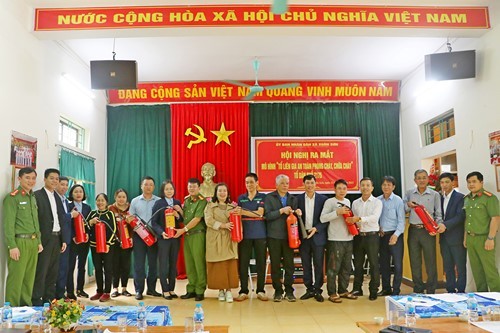 Trao tặng bình chữa cháy xách tay cho các hộ dân tham gia mô hình Tổ liên gia an toàn PCCC tại xã Xuân Sơn