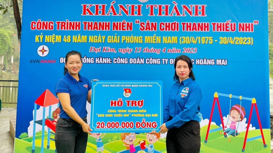 Bí thư Quận đoàn Hoàng Mai Nguyễn Quỳnh Trang (bên trái) trao kinh phí hỗ trợ xây dựng công trình sân chơi 