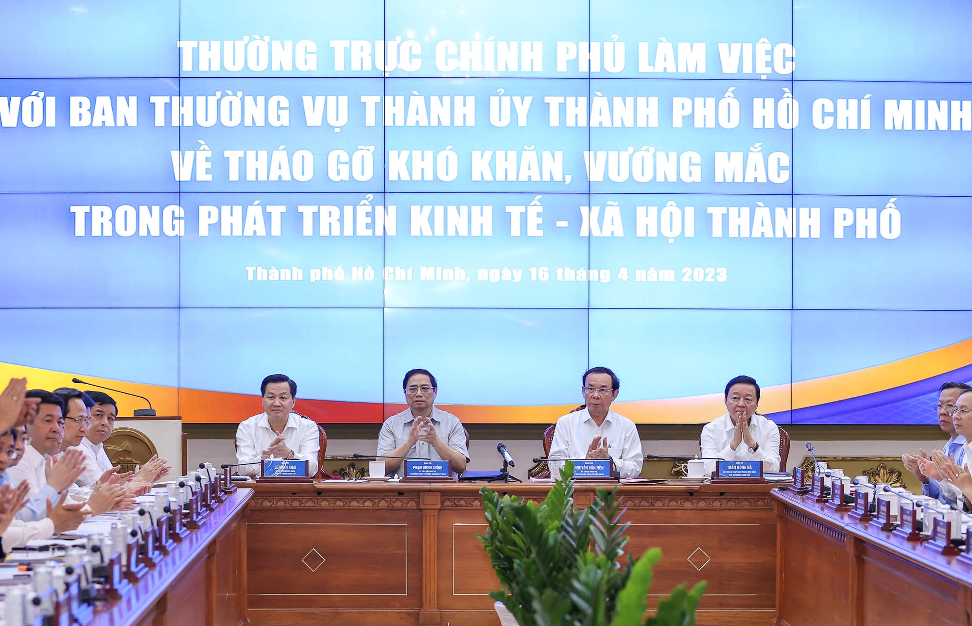 Thường trực Chính phủ làm việc với Ban Thường vụ Thành ủy TPHCM