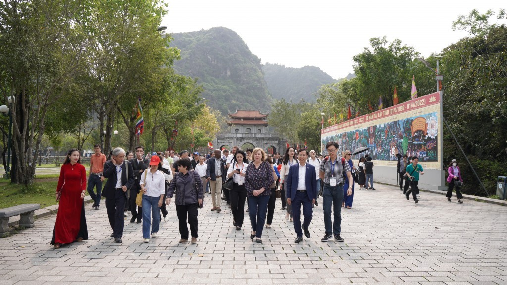 Đoàn đại biểu Việt - Pháp thăm Cố đô Hoa Lư và danh thắng Tràng An