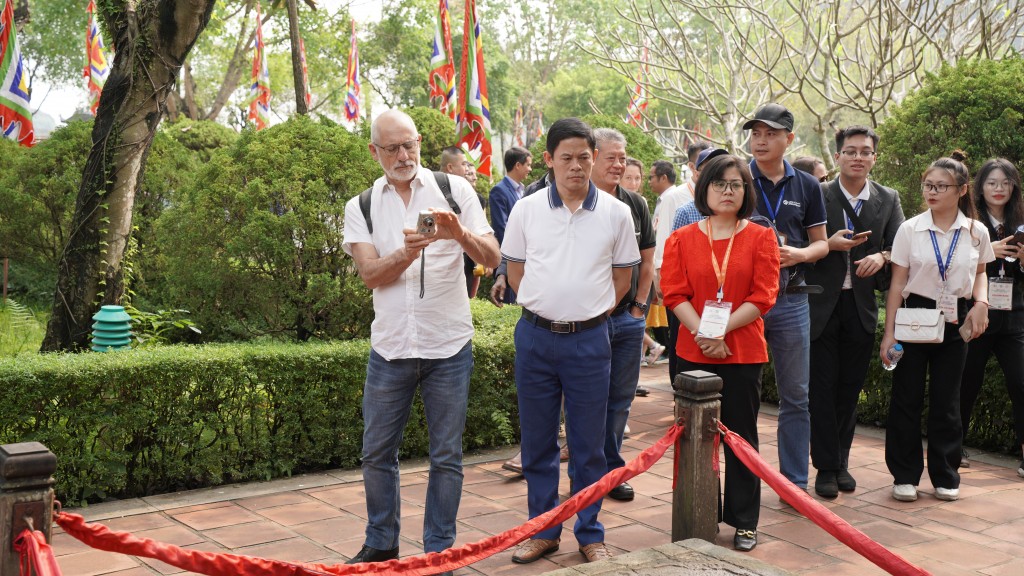 Đoàn đại biểu Việt - Pháp thăm Cố đô Hoa Lư và danh thắng Tràng An