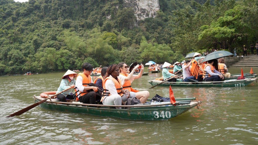 Đoàn đại biểu Việt - Pháp thăm Cố đô Hoa Lư và danh thắng Tràng An