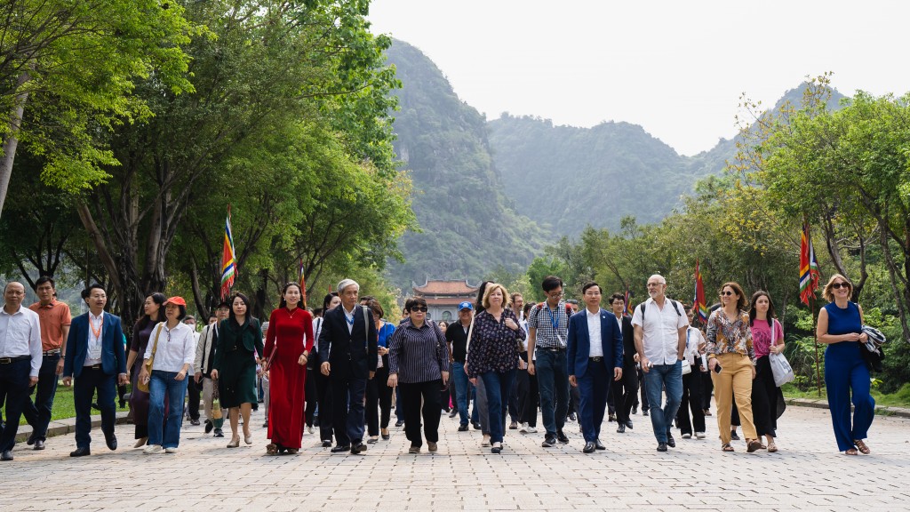 Đoàn đại biểu tới thăm Cố đô Hoa Lư - Một quần thể kiến trúc đặc sắc ở tỉnh Ninh Bình, đã được UNESCO công nhận là một trong 4 vùng lõi thuộc quần thể di sản Thế giới Tràng An