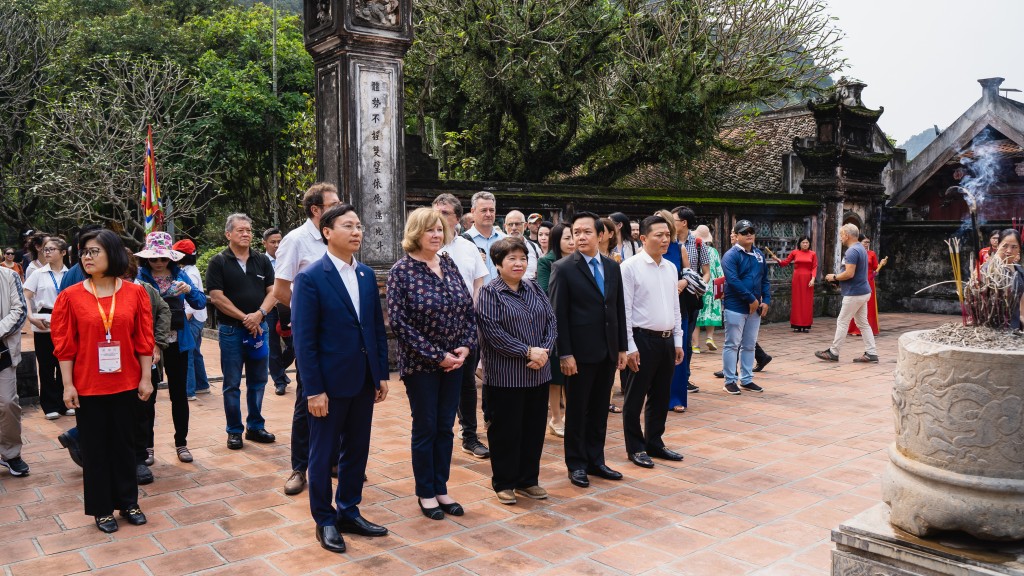 Bà Catherine Deroche cùng các đại biểu dâng hương tại đền thờ vua Đinh Tiên Hoàng