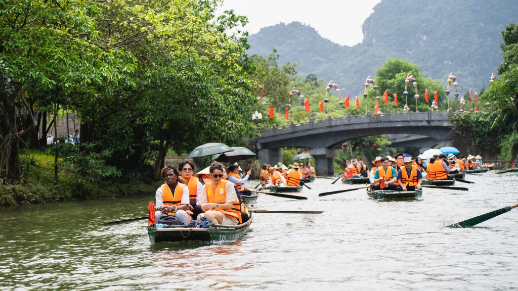 Đại biểu trải nghiệm danh thắng Tràng An (Ninh Binh)