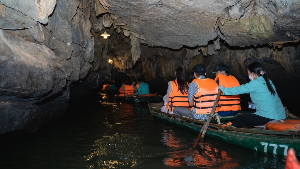 Với địa hình núi đá vôi điển hình, đá kiến tạo nên rất nhiều các hang động đẹp, trở thành điểm tham quan du lịch không thể thiếu trong tour Ninh Bình