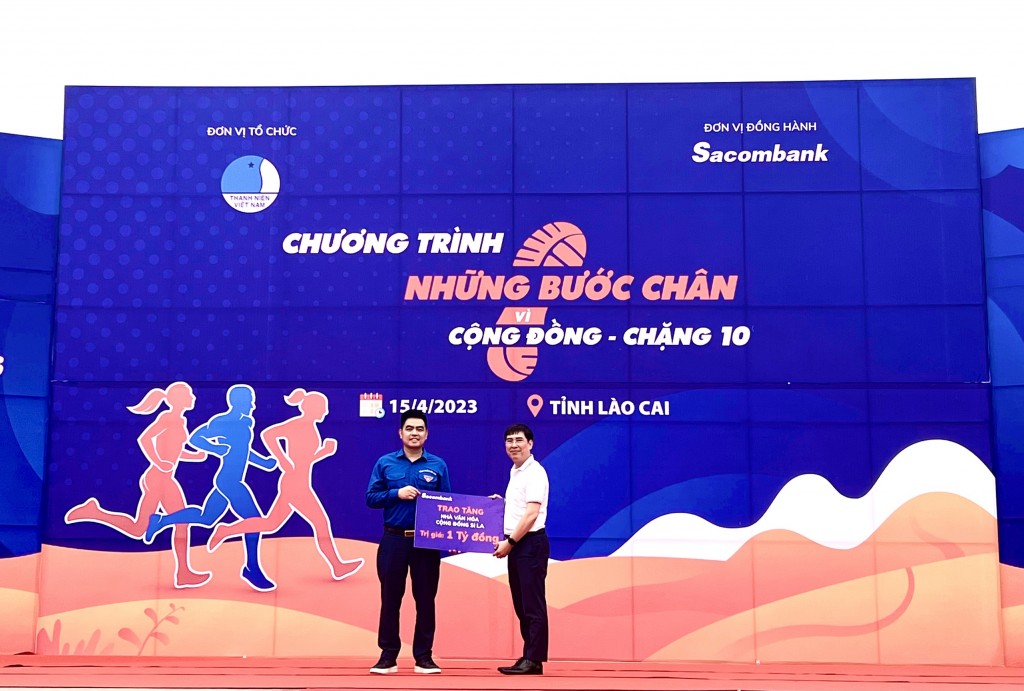 Ông Bùi Nguyên Khánh - Giám đốc Chi Nhánh Sacombank Lào Cai (bên phải) trao bảng tượng trưng công trình Nhà Văn hóa cộng đồng Si La trị giá 1 tỷ đồng cho đại diện Hội Liên hiệp Thanh niên Việt Nam. Ông Bùi Nguyên Khánh - Giám đốc Chi Nhánh Sacombank Lào Cai (bên phải) trao bảng tượng trưng công trình Nhà Văn hóa cộng đồng Si La trị giá 1 tỷ đồng cho đại diện Hội Liên hiệp Thanh niên Việt Nam