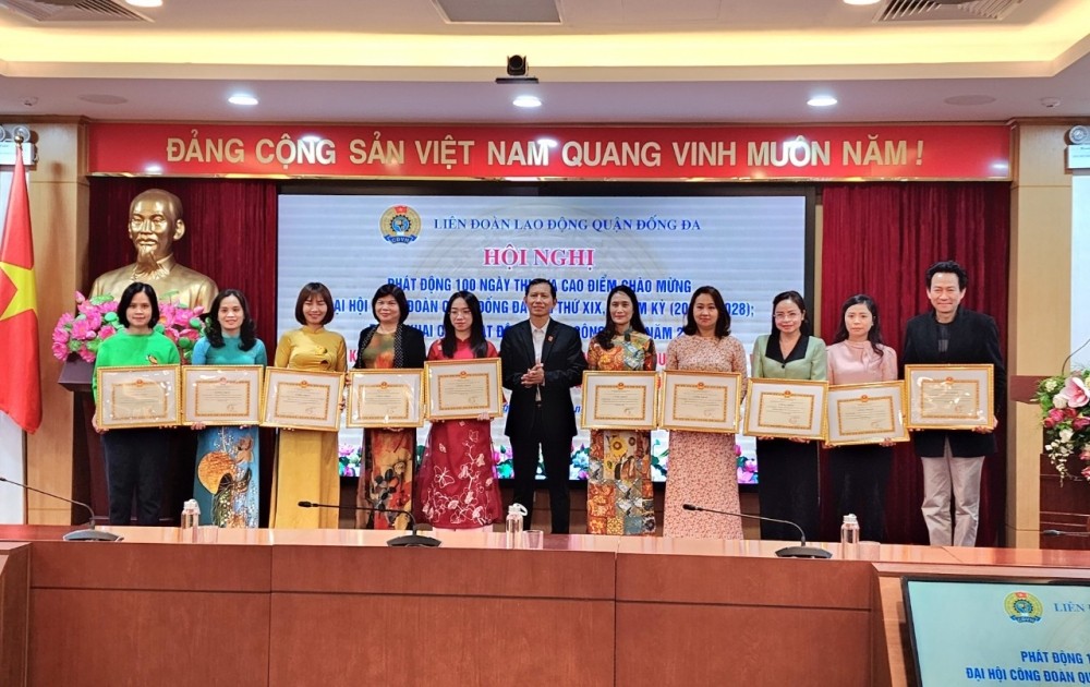 Đồng chí Vũ Mạnh Tiêm - Phó Trưởng ban Tuyên giáo Tổng LĐLĐ Việt Nam trao Bằng khen của UBND thành phố Hà Nội cho cơ quan, đơn vị, doanh nghiệp đạt chuẩn văn hóa 5 năm (2017 - 2022)