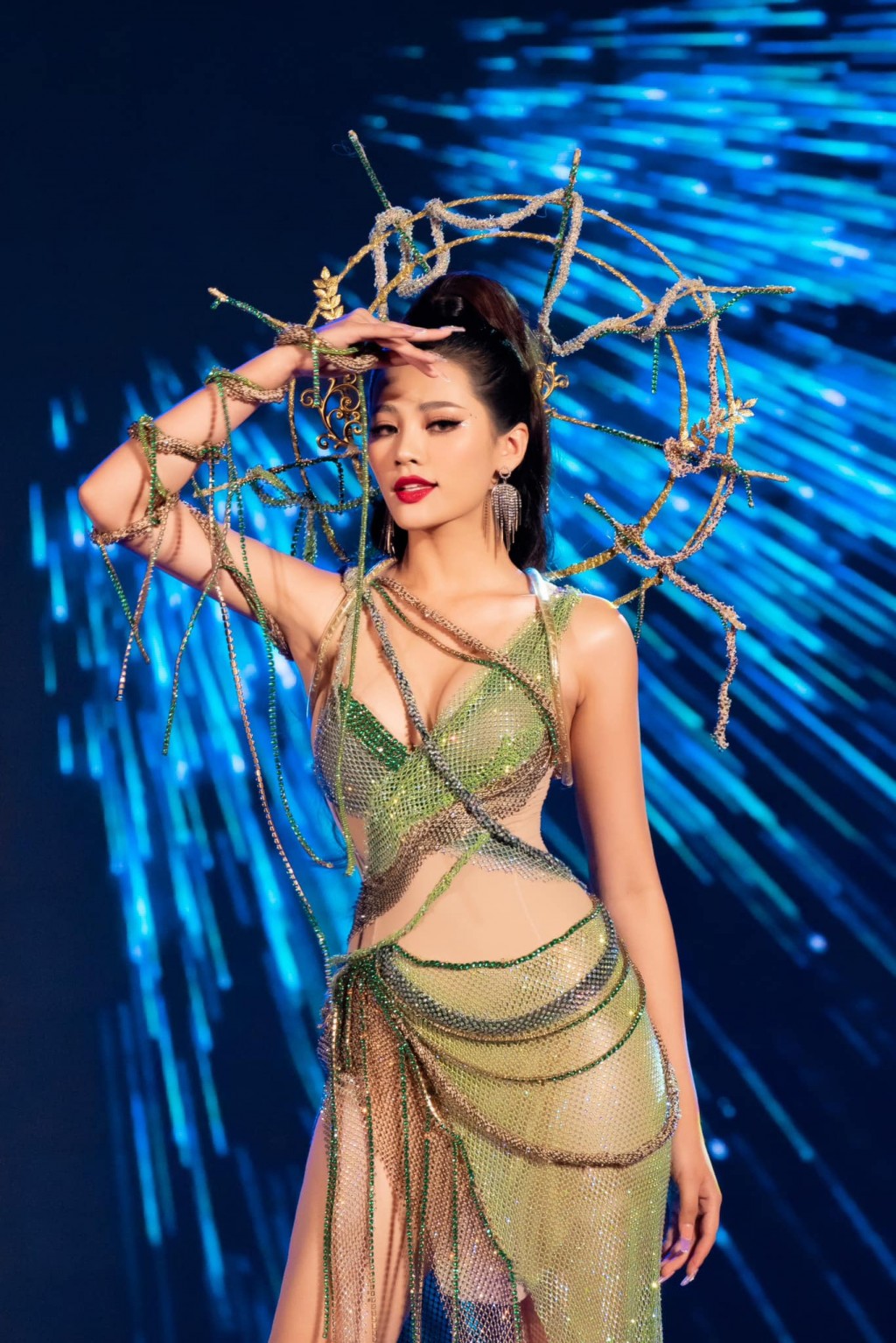 Hoa hậu Đinh Như Phương đắt show diễn thời trang