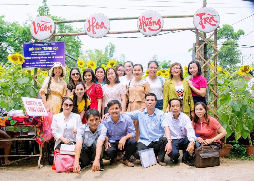 Trồng cúc họa mi trái mùa là sáng kiến của Thạc sỹ Triệu Thy Hòa (đứng ngoài cùng bên trái), giảng viên Khoa KH Tự nhiên & kỹ thuật, Đại học Quảng Nam (Ảnh NVCC)