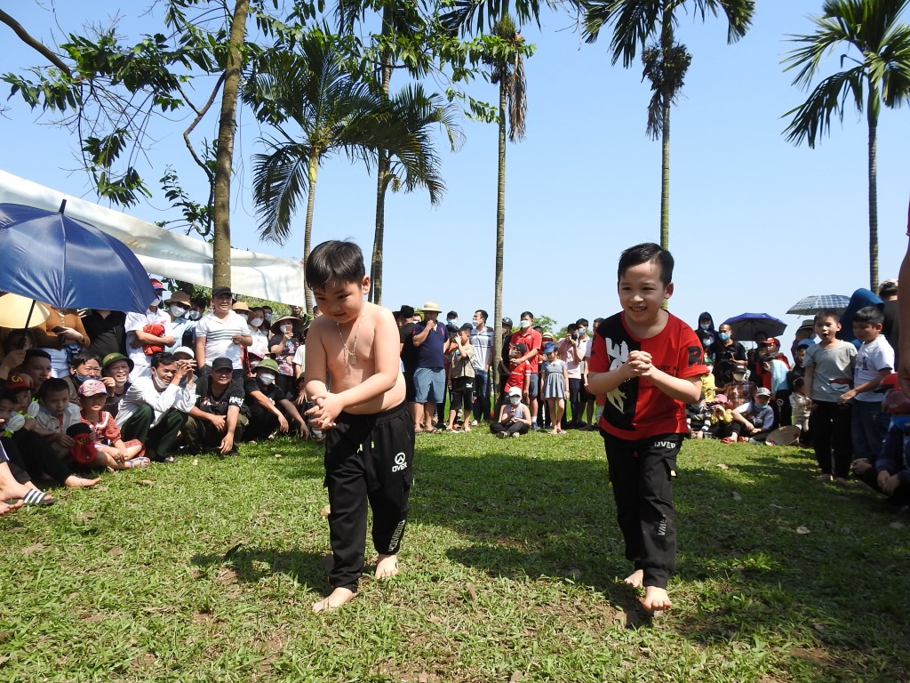 Tinh thần thượng võ của Bố Cái Đạt vương vẫn được bảo tồn và phát huy tới ngày nay (Ảnh: Các đô vật nhí tham gia thi đấu tại hội chùa Ón - Đường Lâm)