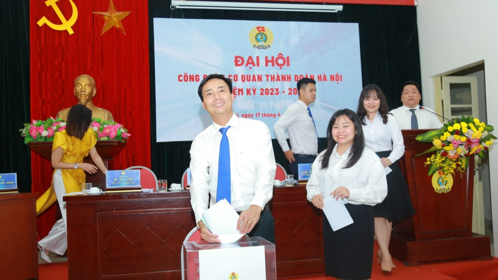 Đại biểu bỏ phiếu bầu Ban chấp hành Công đoàn cơ quan Thành đoàn nhiệm kỳ 2023-2028