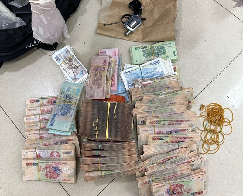 Lực lượng bảo vệ cùng nhân viên ngân hàng đã khống chế bắt giữ tên cướp, thu được súng và số tiền hơn 700 triệu đồng
