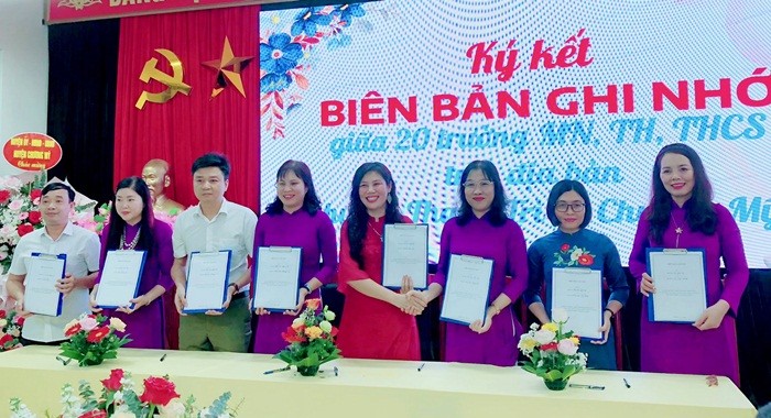 Đại diện các trường mầm non, tiểu học, THCS tại hai huyện Thanh Trì và Chương Mỹ ký kết chương trình phối hợp.