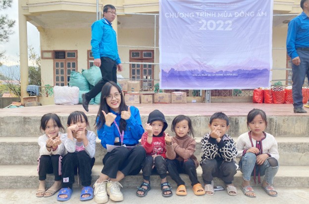 Thu Giang cùng các em nhỏ của trường tiểu học Mường Khương trong chương trình “M ùa đông ấm”/