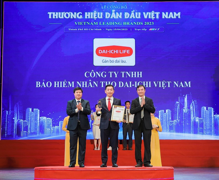 Ông Đào Quốc Trung – Phó Tổng Giám đốc Kinh doanh Toàn quốc Kênh Phân phối Mở rộng Dai-ichi Life Việt Nam nhận giải “Top 10 Thương hiệu Dẫn đầu Việt Nam 2023”