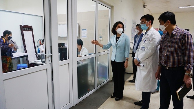 Phó Chủ tịch UBND thành phố Hà Nội Vũ Thu Hà và đại diện Sở Y tế Hà Nội kiểm tra công tác phòng, chống dịch bệnh tại Bệnh viện Đa khoa Đức Giang.