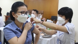 Hà Nội phân bổ gần 18.000 liều vắc xin COVID-19 về 30 quận, huyện, thị xã