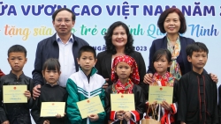 Vinamilk và Quỹ sữa Vươn cao Việt Nam khởi động hành trình năm thứ 16 tại Quảng Ninh