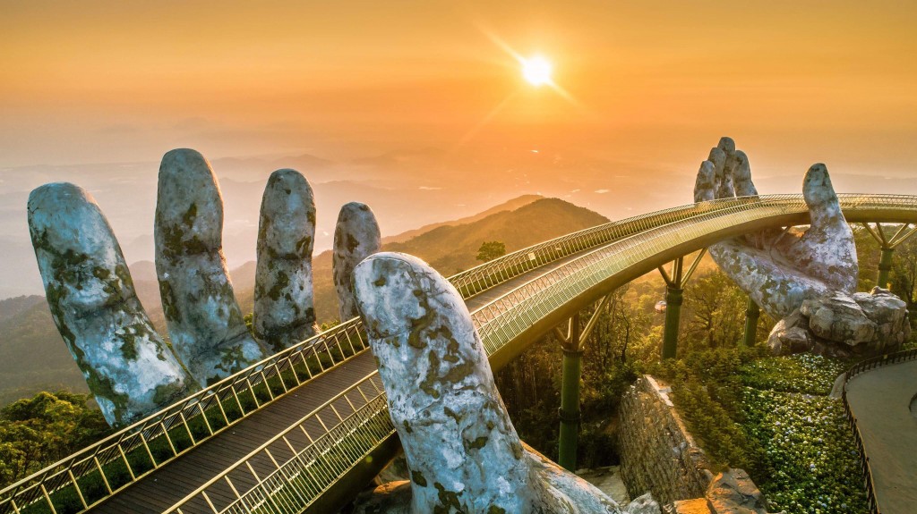 Cầu Vàng (Bà Nà Hills, Đà Nẵng) – một trong những công trình làm nên biểu tượng mới của du lịch Việt Nam.1