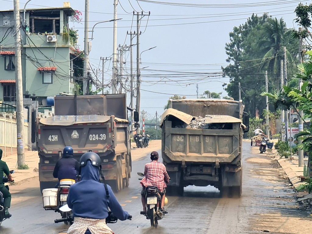 Đoàn xe tải thường xuyên phóng nhau, vượt ẩu , lấn hết cả làn đường,guy hiềm cho người và phương tiện khác