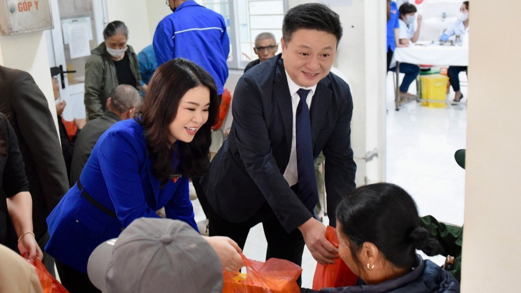 Bí thư Thành đoàn Hà Nội Chu Hồng Minh và Bí thư Huyện ủy Thanh Oai Bùi Hoàng Phan tặng quà tới cựu thanh niên xung phong 