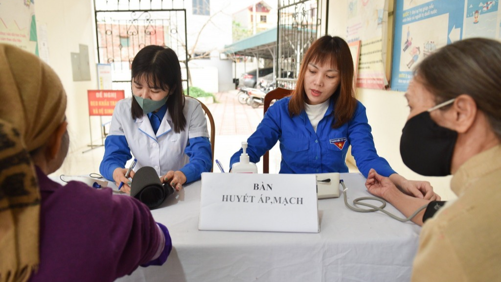 Y, bác sĩ trẻ đo huyết áp cho cựu thanh niên xung phong 