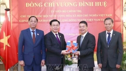 Chủ tịch Quốc hội Vương Đình Huệ gặp mặt đại diện cộng đồng người Việt Nam tại Cuba