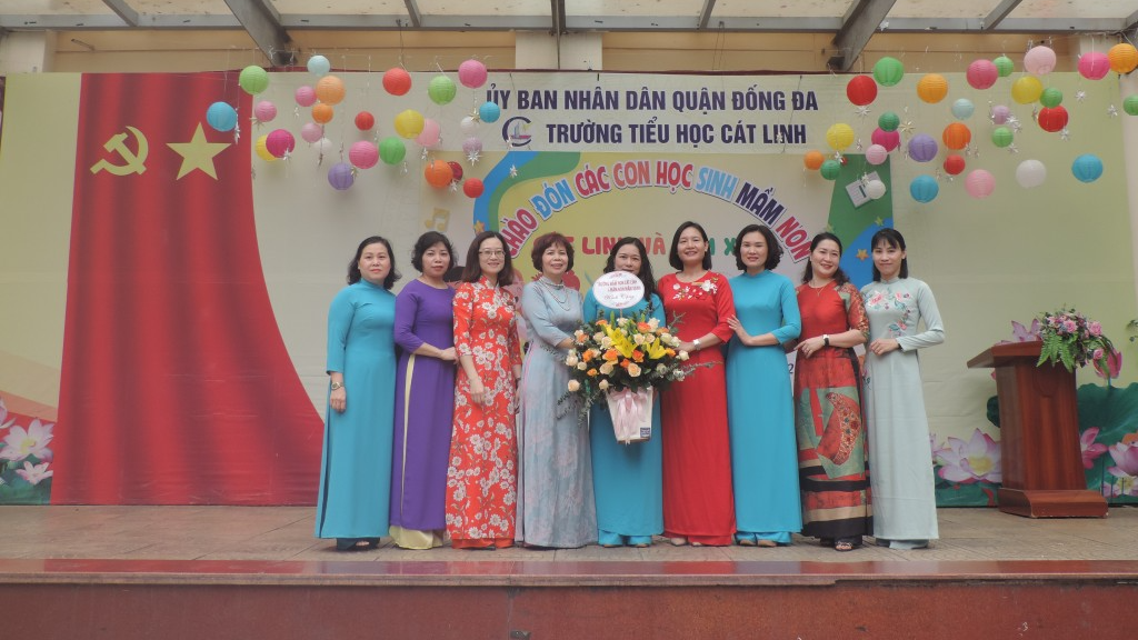 Trường Tiểu học Cát Linh đón nhận hoa chúc mừng từ các trường mầm non