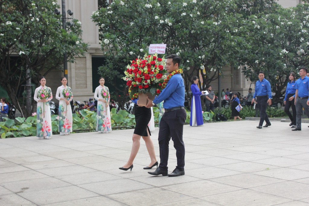 Nghi lễ dâng hoa lên tượng đài Chủ tịch Hồ Chí Minh