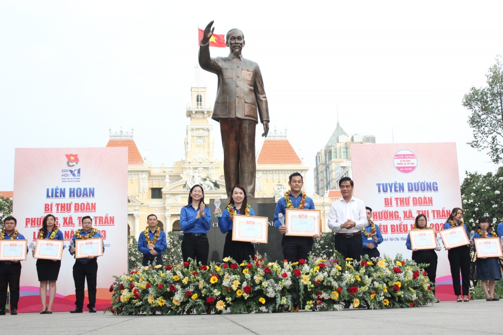 Thành đoàn TP Hồ Chí Minh trao bằng khen cho 52 