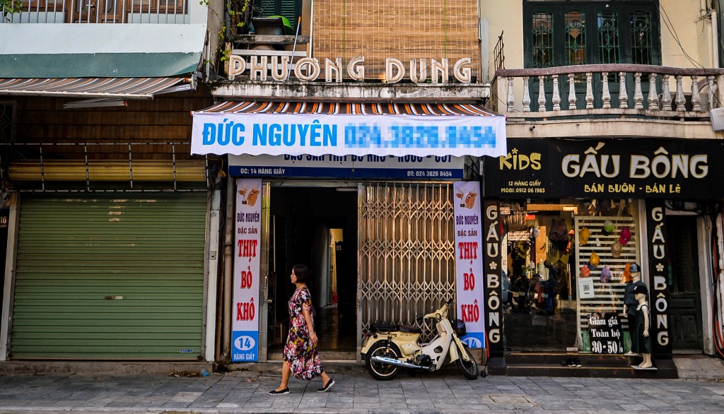 Những biển quảng cáo tuổi đời trăm năm ở Hà Nội