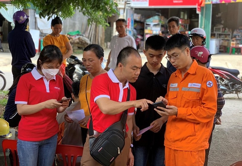 PC Lạng Sơn tuyên truyền và hướng dẫn khách hàng về những tiện ích khi thanh toán tiền điện không sử dụng tiền mặt
