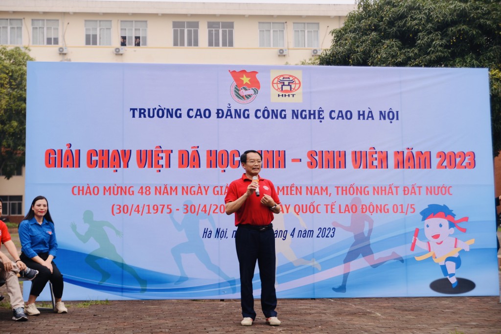 NGƯT - TS. Phạm Xuân Khánh, Bí thư Chi bộ, Hiệu trưởng trường HHT phát biểu khai mạc giải