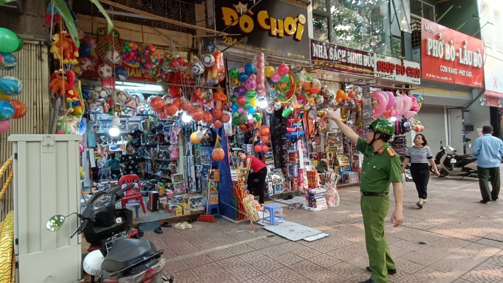 Công an phường Ngọc Lâm yêu cầu chủ hộ kinh doanh tháo dỡ hàng hoá treo bừa bãi