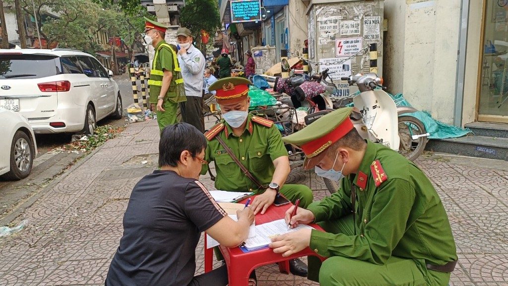 Người vi phạm Luật Giao thông đường bộ ký biên bản xử lý vi phạm hành chính