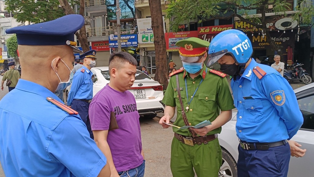 Kiểm tra giấy tờ của một trong ba tài xế