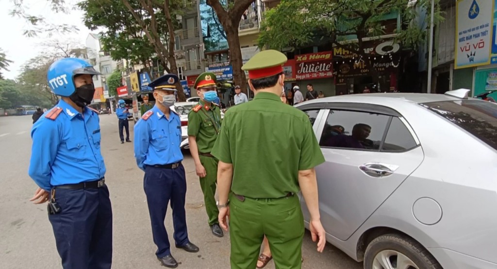 Sau một hồi lực lượng chức năng vận động, các tài xế mới ra khỏi xe để tiến hành làm việc